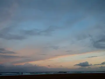Tiempo en Galicia VALDOVIÑO (A CORUÑA), 25/11/2025.- Cielo ligeramente nubosos sobre la laguna Frouxeira en Valdoviño (A Coruña). Galicia no recuperará plenamente este martes la influencia anticiclónica, de forma que se esperan intervalos de nubes y claros con chubascos, menos probables cuanto más al sur. EFE/ Kiko Delgado