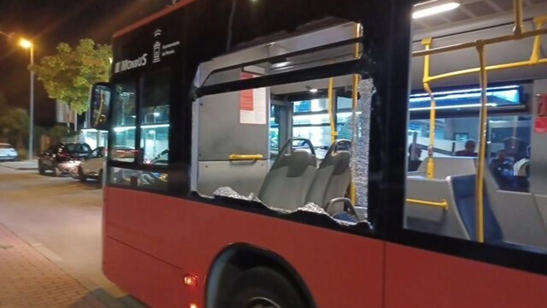 MURCIA.-Sucesos.-La rueda de una camión sale despedida e impacta contra la ventanilla de un autobús urbano en Murcia