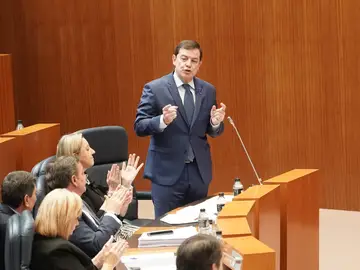El jefe del Ejecutivo autonómico, Alfonso Fernández Mañueco, interviene desde su escaño en el Parlamento regional El jefe del Ejecutivo autonómico, Alfonso Fernández Mañueco, interviene desde su escaño en el Parlamento regional