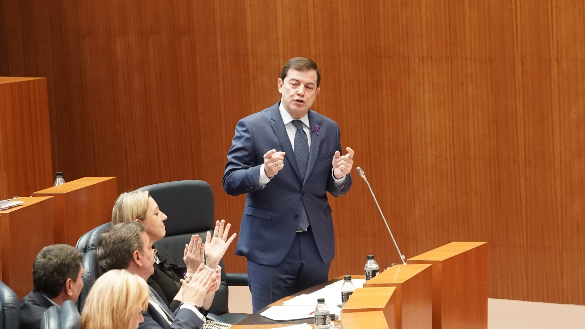 El jefe del Ejecutivo autonómico, Alfonso Fernández Mañueco, interviene desde su escaño en el Parlamento regional