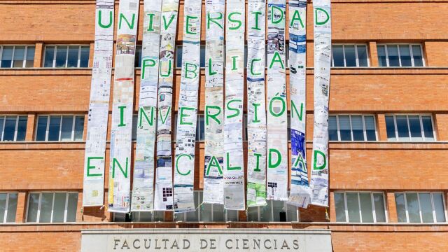 Estudiantes se encierran en la Facultad de Bellas Artes de la UCM horas antes de comenzar la huelga universitaria