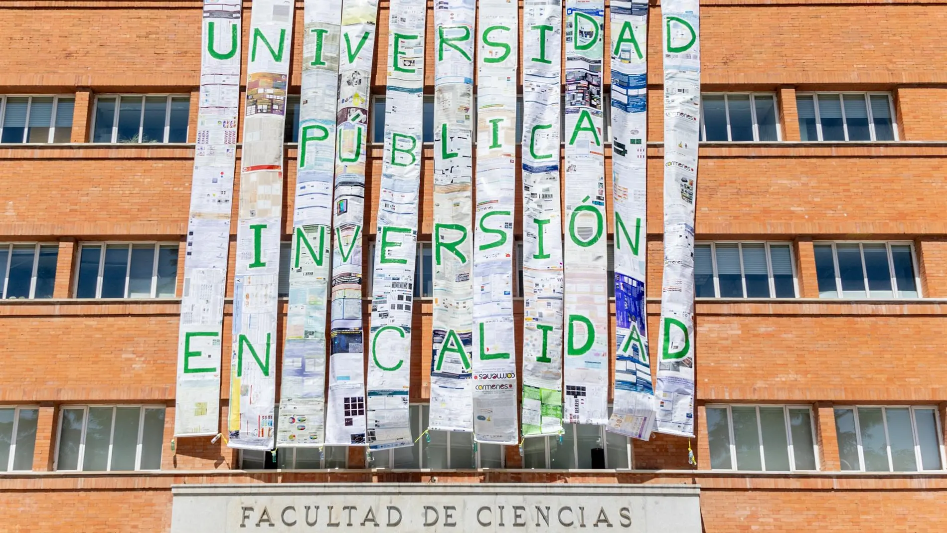 Estudiantes se encierran en la Facultad de Bellas Artes de la UCM horas antes de comenzar la huelga universitaria