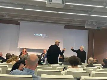 El decano del COAM, sigfrido Herráez (sentado), y otro miembro del Colegio, se enfrentan a Jesús San Vicente (en el centro), durante el acto de toma de posesión El decano del COAM, sigfrido Herráez (sentado), y otro miembro del Colegio, se enfrentan a Jesús San Vicente (en el centro), durante el acto de toma de posesión