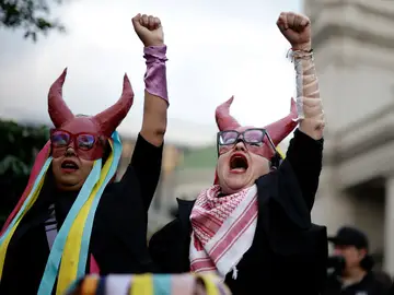 Día de la Eliminación de la Violencia contra la Mujer en Costa Rica AME2674.SAN JOSÉ (COSTA RICA), 25/11/2025.- Mujeres participan en una concentración como parte del Día Internacional de Eliminación de la Violencia contra la Mujer este martes, en San José (Costa Rica). EFE/ Jeffrey Arguedas
