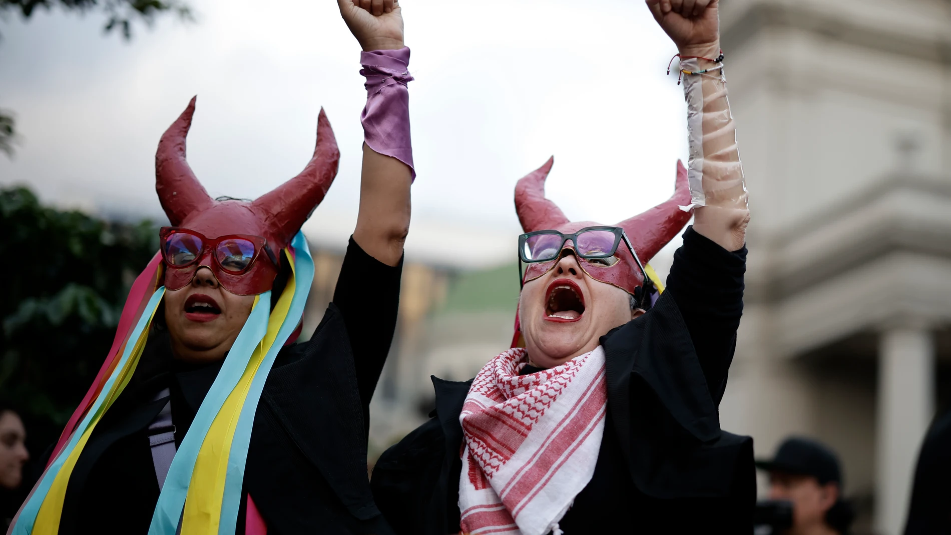 AME2674.SAN JOSÉ (COSTA RICA), 25/11/2025.- Mujeres participan en una concentración como parte del Día Internacional de Eliminación de la Violencia contra la Mujer este martes, en San José (Costa Rica). EFE/ Jeffrey Arguedas