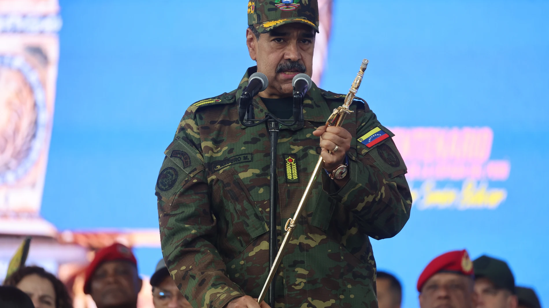 AME2669. CARACAS (VENEZUELA), 25/11/2025.- El presidente de Venezuela, Nicolás Maduro, habla sosteniendo la Espada del Perú este martes, durante una marcha en Caracas (Venezuela). Maduro exhibió la espada del libertador Simón Bolívar -también conocida como la Espada del Perú-, ante miles de asistentes a una marcha contra el "imperialismo". EFE/ Miguel Gutiérrez