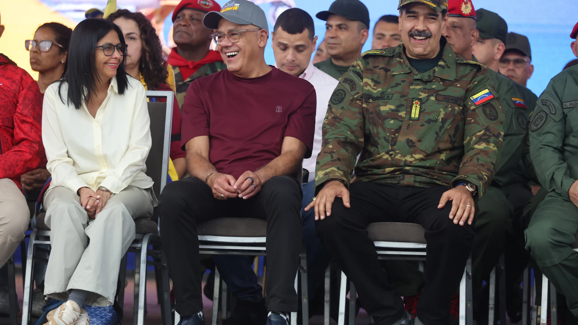 AME2843. CARACAS (VENEZUELA), 25/11/2025.- El presidente de Venezuela, Nicolás Maduro (d), ríe junto al presidente de la Asamblea Nacional (AN) Jorge Rodríguez (c) y la vicepresidenta de Venezuela Delcy Rodríguez este martes, en Caracas (Venezuela). EFE/ Miguel Gutiérrez