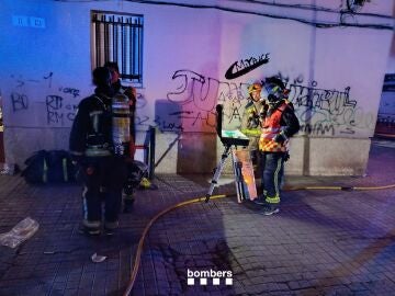 Un herido crítico y otro grave tras un incendio en un domicilio de Badalona, en Barcelona Un herido crítico y otro grave tras un incendio en un domicilio de Badalona, en Barcelona