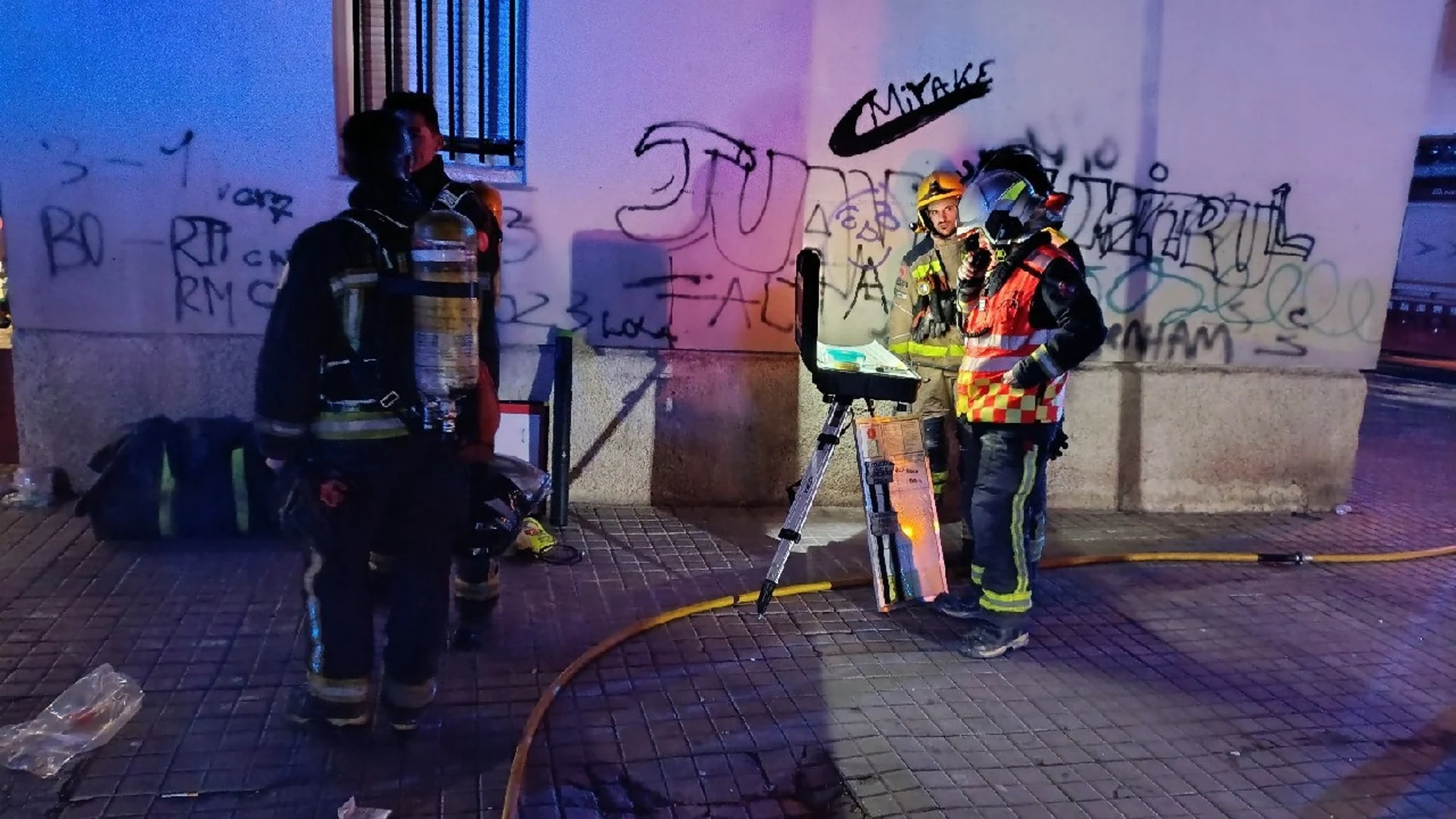Un herido crítico y otro grave tras un incendio en un domicilio de Badalona, en Barcelona