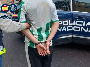 Un hombre detenido por la Policía Nacional Un hombre detenido por la Policía Nacional
