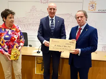 El alcalde de León, José Antonio Diez, entrega el Premio González de Lama de Poesía al escritor y poeta Santiago López Navia El alcalde de León, José Antonio Diez, entrega el Premio González de Lama de Poesía al escritor y poeta Santiago López Navia