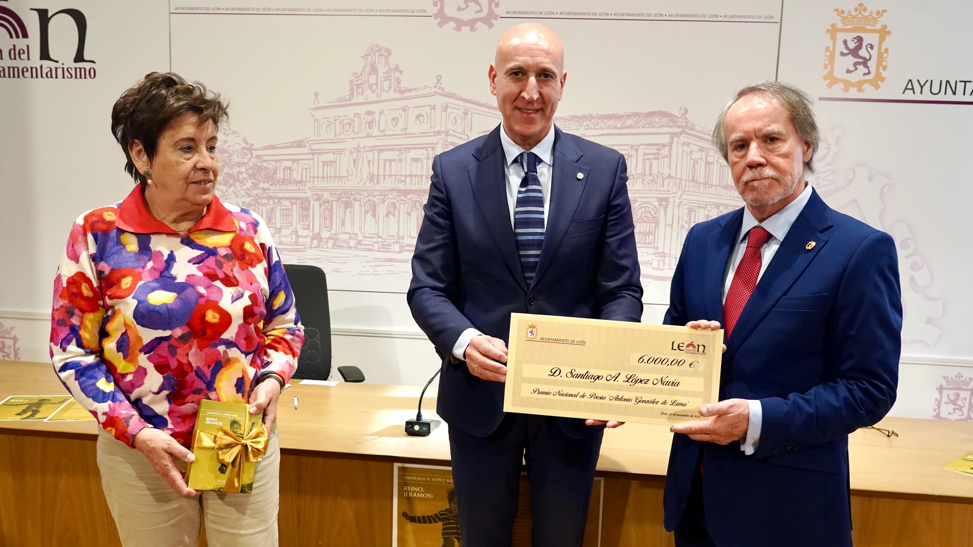 El alcalde de León, José Antonio Diez, entrega el Premio González de Lama de Poesía al escritor y poeta Santiago López Navia