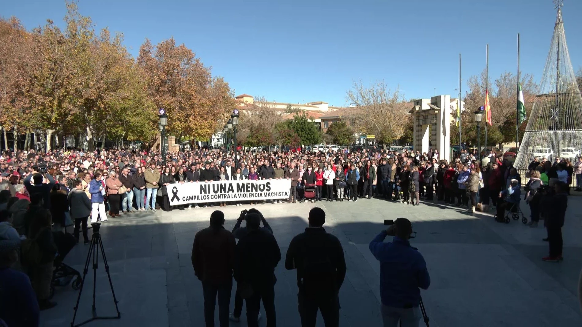 Minuto de silencio en Campillos tras el asesinato de una joven de 25 años supuestamente por su expareja, que se entregó en un cuartel de la Guardia Civil en Martos (Jaén). EUROPA PRESS 27/11/2025