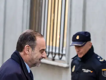 Juicio caso Koldo FOTODELDÍA MADRID, 27/11/2025.- El exministro José Luis Ábalos a su llegada este jueves al Tribunal Supremo donde el juez Leopoldo Puente celebra dos vistillas en las que estudiará si envía a prisión provisional al exministro José Luis Ábalos y a su exasesor Koldo García, que afrontan una petición de la Fiscalía de 24 y 19 años y medio de cárcel, respectivamente. EFE/Javier Lizón