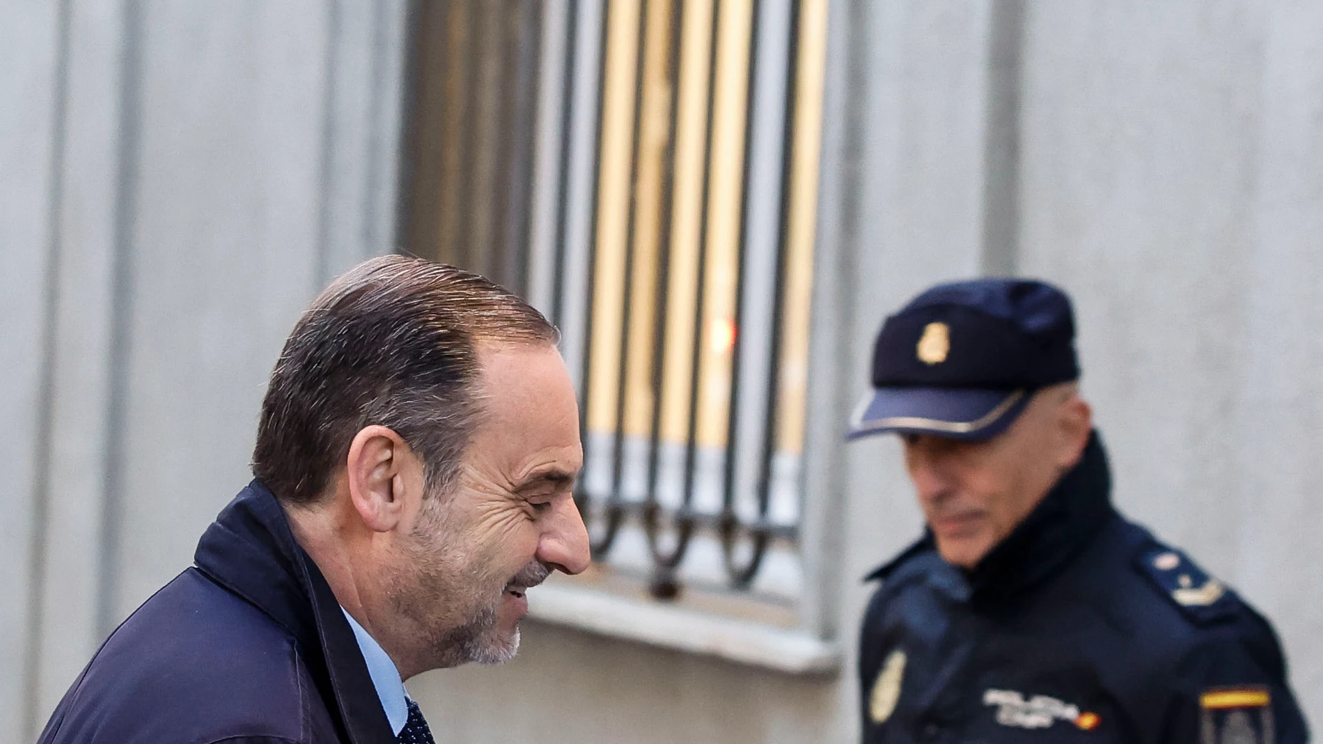 FOTODELDÍA MADRID, 27/11/2025.- El exministro José Luis Ábalos a su llegada este jueves al Tribunal Supremo donde el juez Leopoldo Puente celebra dos vistillas en las que estudiará si envía a prisión provisional al exministro José Luis Ábalos y a su exasesor Koldo García, que afrontan una petición de la Fiscalía de 24 y 19 años y medio de cárcel, respectivamente. EFE/Javier Lizón