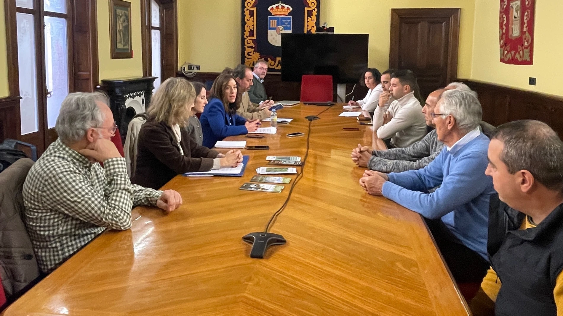 La diputada de Medio Ambiente, Pilar Sánchez, preside la Mesa del Castaño de Salamanca