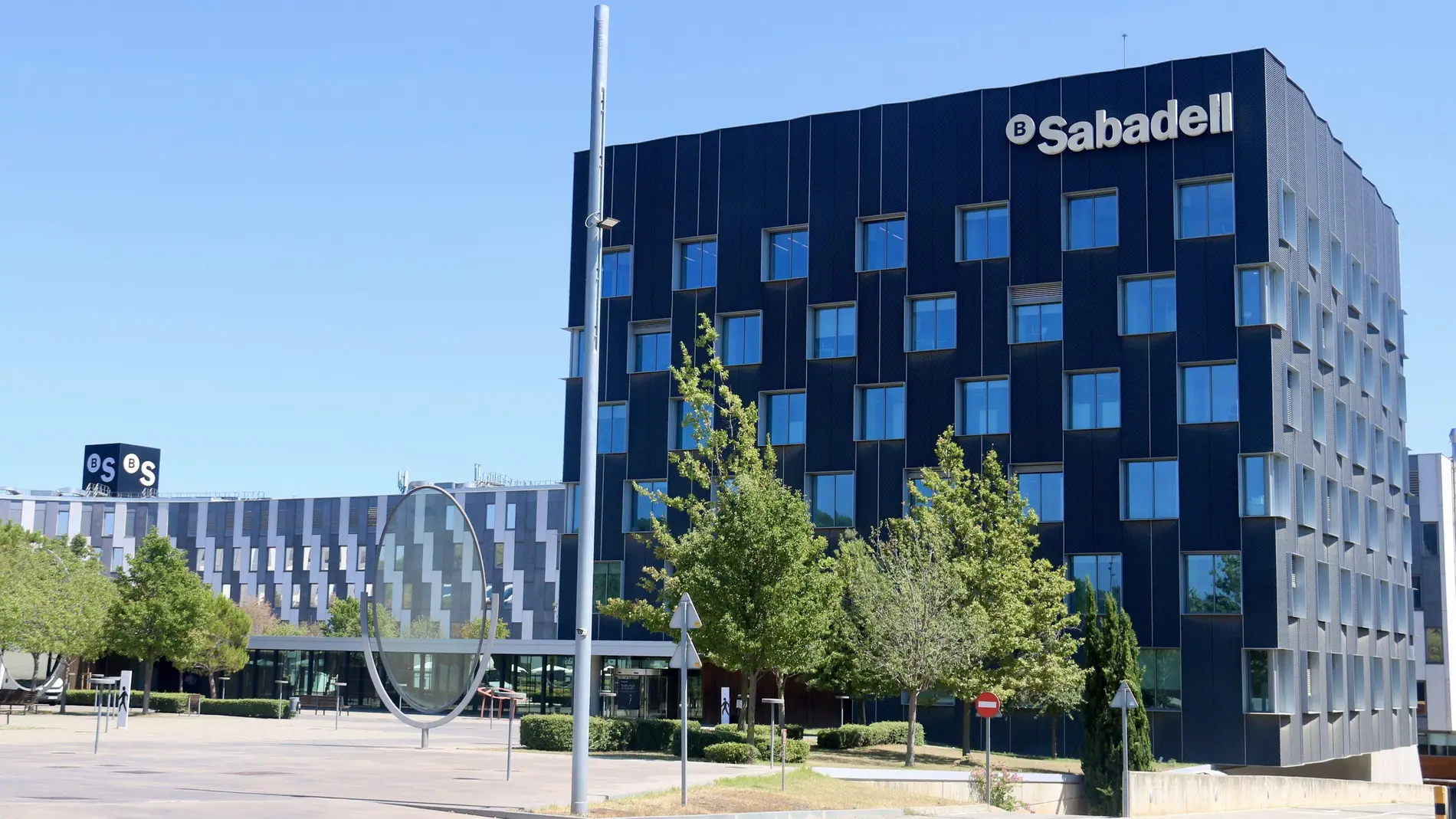 Edificio cubo banco Sabadell