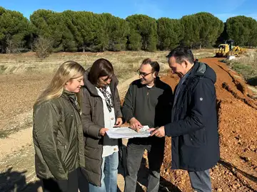 El director general de Desarrollo Rural, Jorge Izquierdo, acompañado por la delegada territorial de la Junta en Valladolid, Raquel Alonso, ha visitado esta mañana el estado de ejecución de las obras de infraestructura rural aparejadas al proceso de concentración parcelaria del municipio de San Román de Hornija II El director general de Desarrollo Rural, Jorge Izquierdo, acompañado por la delegada territorial de la Junta en Valladolid, Raquel Alonso, ha visitado esta mañana el estado de ejecución de las obras de infraestructura rural aparejadas al proceso de concentración parcelaria del municipio de San Román de Hornija II