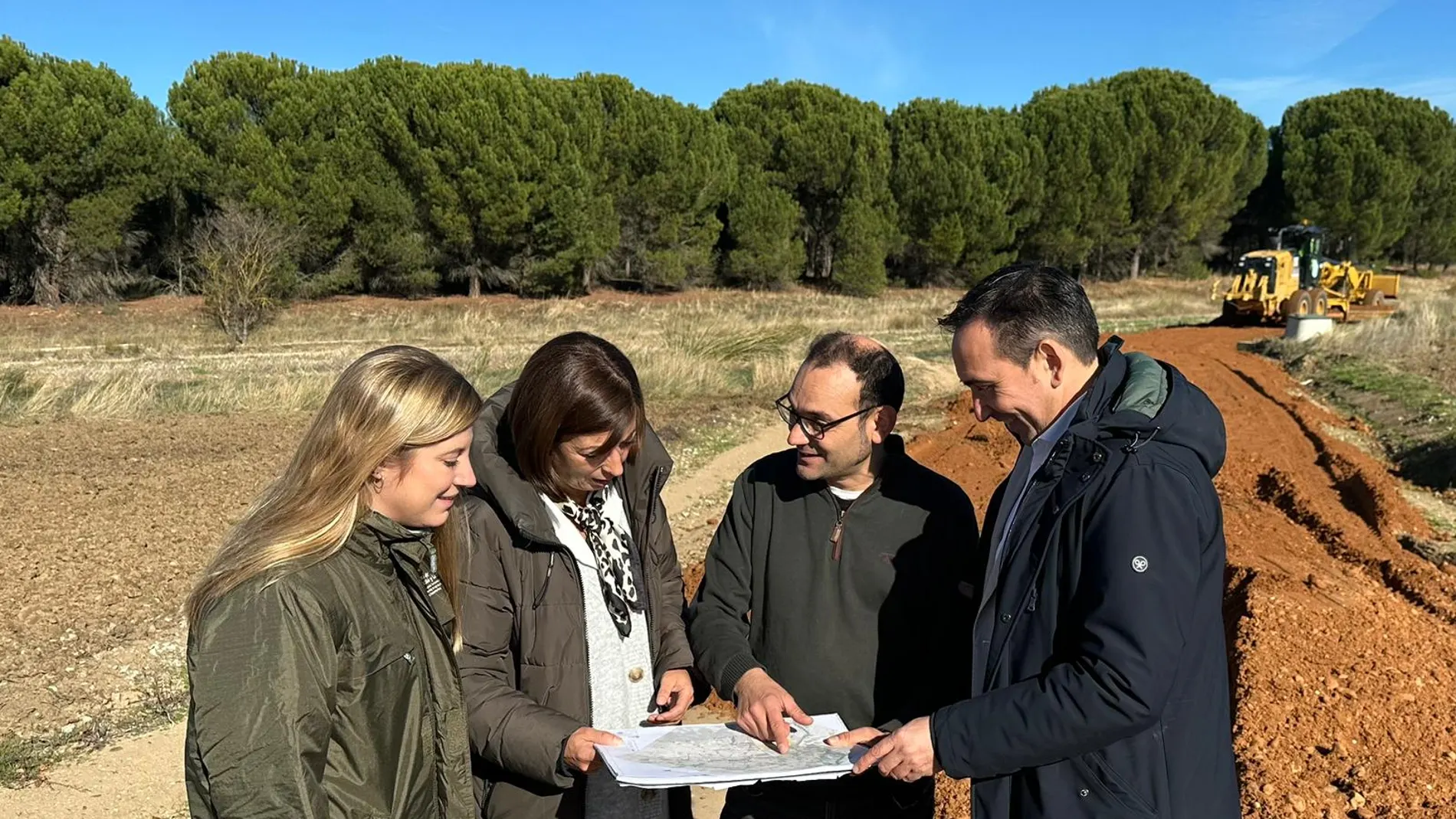 El director general de Desarrollo Rural, Jorge Izquierdo, acompañado por la delegada territorial de la Junta en Valladolid, Raquel Alonso, ha visitado esta mañana el estado de ejecución de las obras de infraestructura rural aparejadas al proceso de concentración parcelaria del municipio de San Román de Hornija II