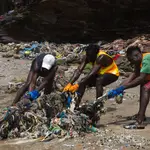 Cada semana 150 voluntarios retiran 25 toneladas de restos en las playas de Ghana