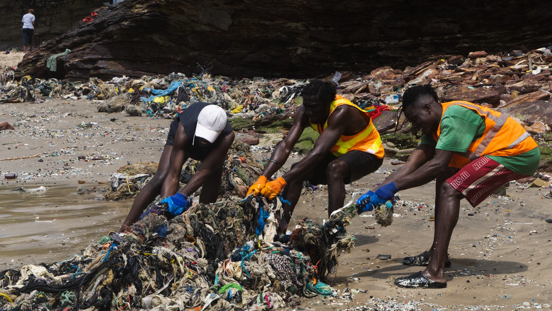 Cada semana 150 voluntarios retiran 25 toneladas de restos en las playas de Ghana
