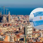 Imagen de Barcelona junto a una bandera argentina
