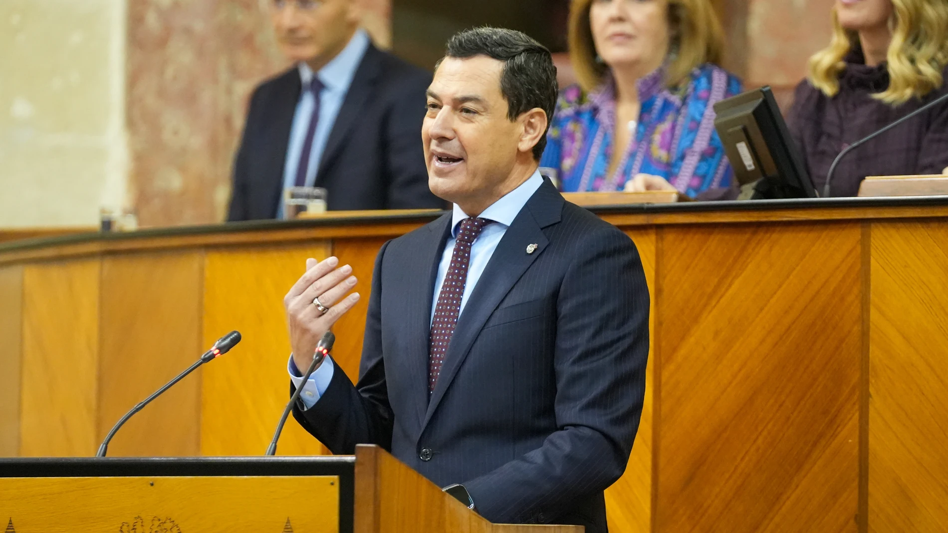 El presidente de la Junta de Andalucía, Juanma Moreno, interviene en el debate sobre el estado de la Comunidad en el Parlamento andaluz. MARÍA JOSÉ LÓPEZ/EUROPA PRESS 27/11/2025