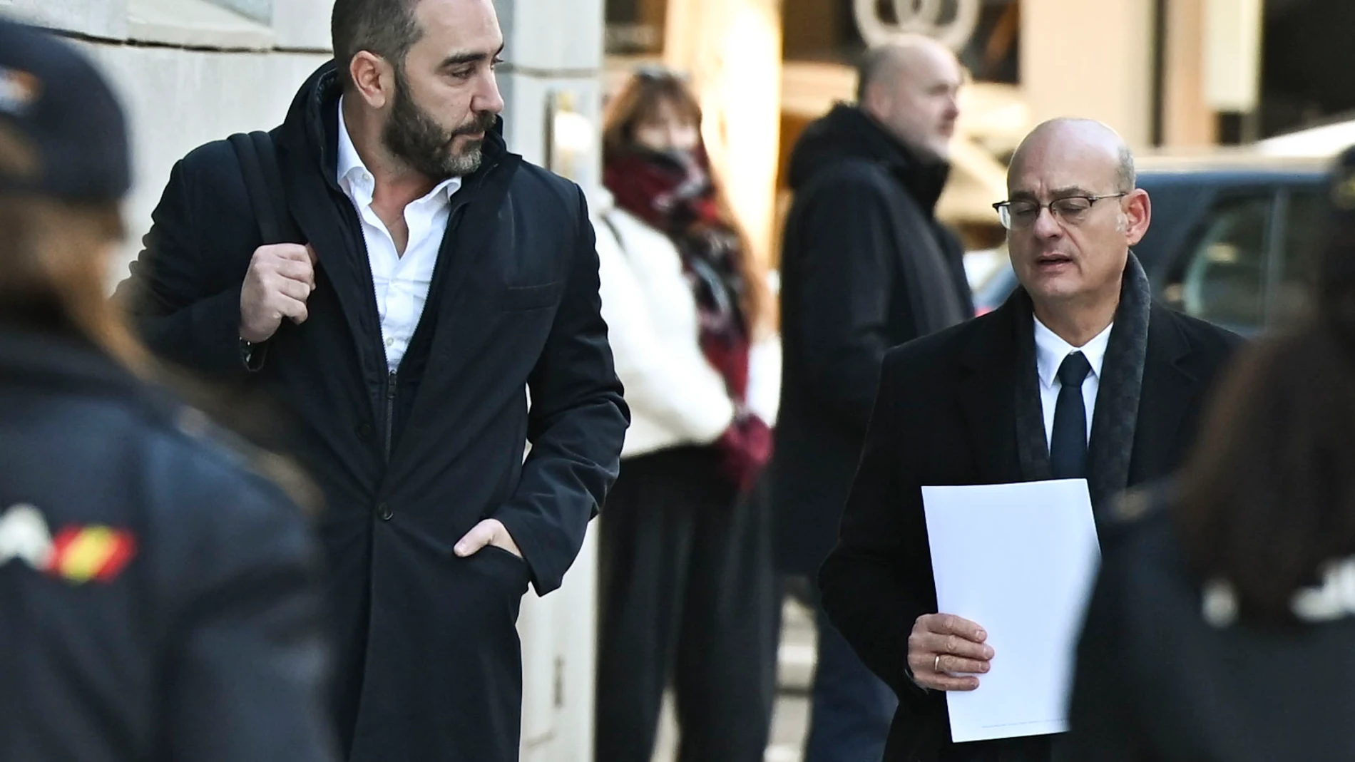 MADRID, 27/11/2025.- El comisionista y presunto corruptor Víctor de Aldama (i) junto a José Antonio Choclán (d) a su llegada a la Audiencia Nacional donde comparece este jueves ante el juez Ismael Moreno a consecuencia del informe de la UCO sobre contratos de compra de mascarillas en Canarias. EFE/Fernando Villar