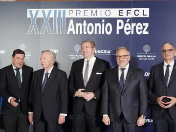 Carriedo conversa con Clemente González Soler en presencia de Isidoro J. Alanís y Carlos Pollán Carriedo conversa con Clemente González Soler en presencia de Isidoro J. Alanís y Carlos Pollán