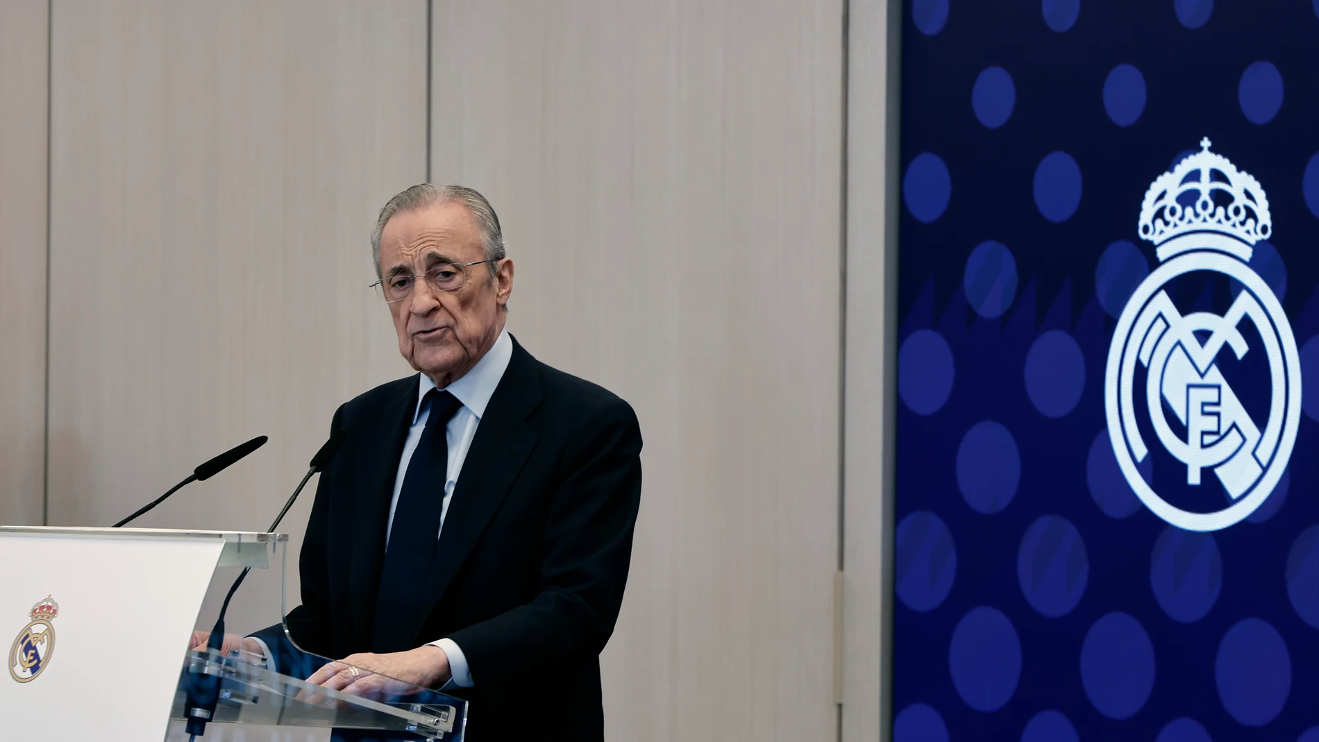 MADRID, 27/11/2025.- El presidente del Real Madrid, Florentino Pérez, ofrece un discurso en el acto en el que el presidente de Alemania, Frank-Walter Steinmeier, impone a Toni Kroos la Cruz de Caballero de la Orden del Mérito de la República Federal de Alemania, este jueves en el Palco de Honor del Bernabéu, en Madrid. EFE/ Sergio Pérez