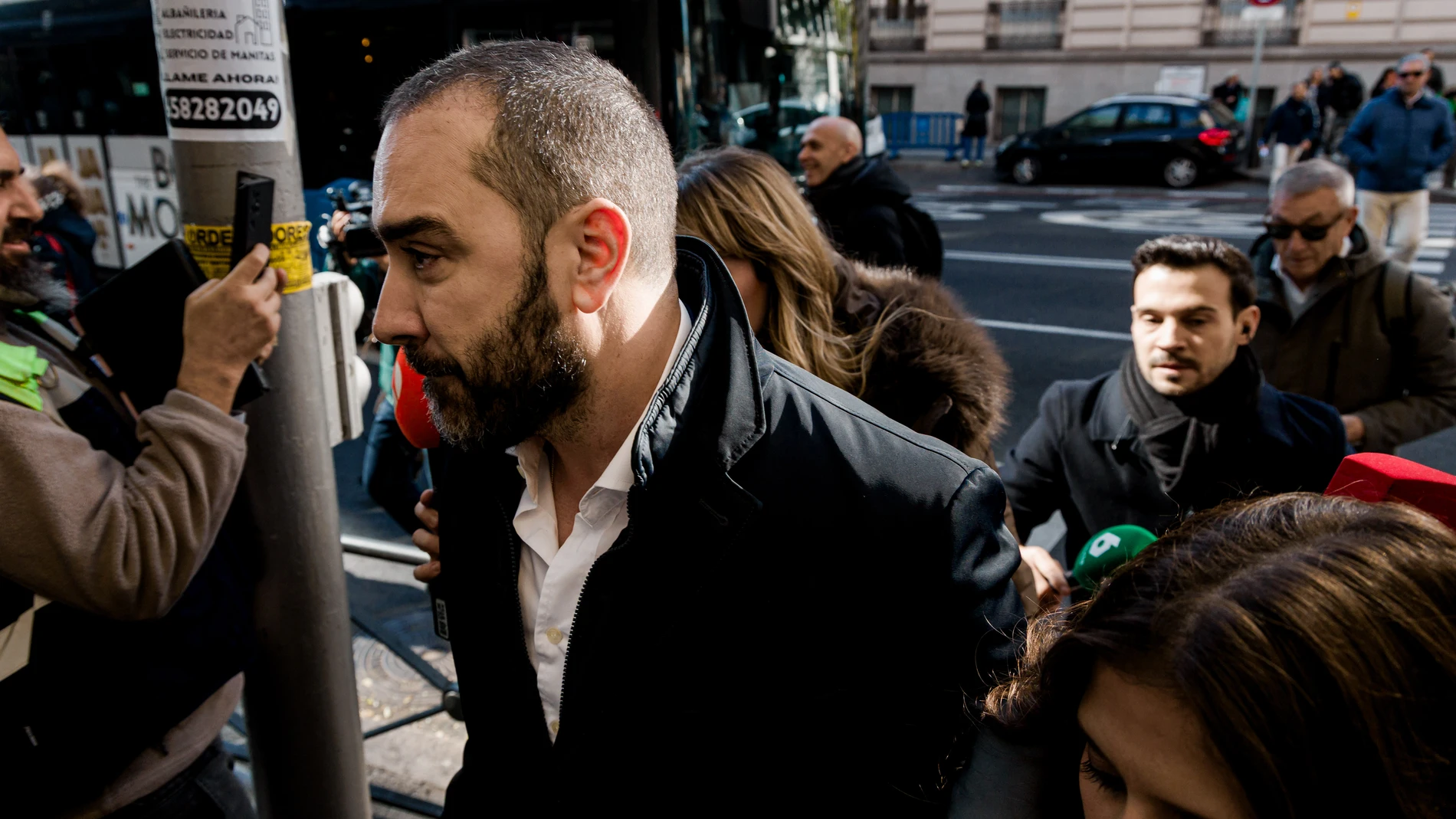 El empresario Víctor de Aldama a su salida del interrogatorio del juez instructor del 'caso Koldo', en la Audiencia Nacional, a 27 de noviembre de 2025, en Madrid (España). Aldama es interrogado por ser el presunto conseguidor de las mascarillas adjudicadas durante la pandemia del coronavirus por el Gobierno canario, entonces presidido por el actual ministro de Política Territorial y Memoria Democrática, Ángel Víctor Torres. 27 NOVIEMBRE 2025 Carlos Luján / Europa Press 27/11/2025