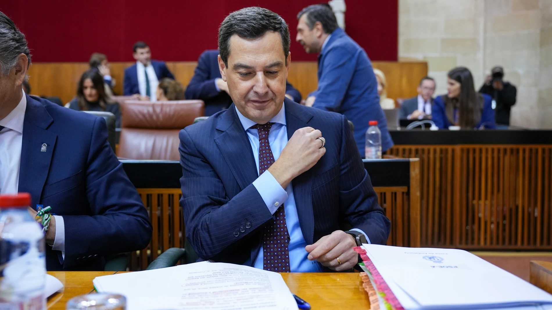 El presidente de la Junta de Andalucía, Juanma Moreno, llega al hemiciclo del Parlamento andaluz para afrontar la sesión de tarde de la primera jornada del Debate de la Comunidad Autónoma. A 27 de noviembre de 2025 en Sevilla (Andalucía, España). Este jueves, 27 de noviembre, se celebra en el Pleno del Parlamento de Andalucía el último Debate sobre el estado de la Comunidad Autónoma de la actual legislatura, en la que el PP-A cuenta con mayoría absoluta, y a unos meses de que se celebren las ...