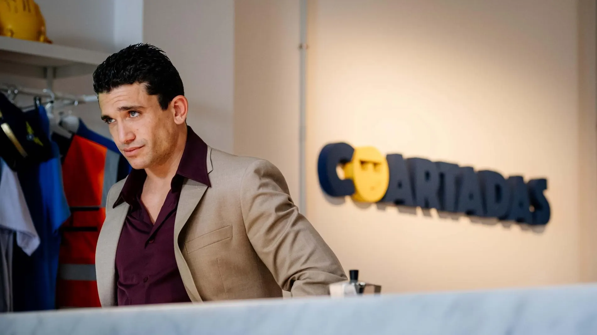 Jaime Lorente es el protagonista de este enredo amoroso