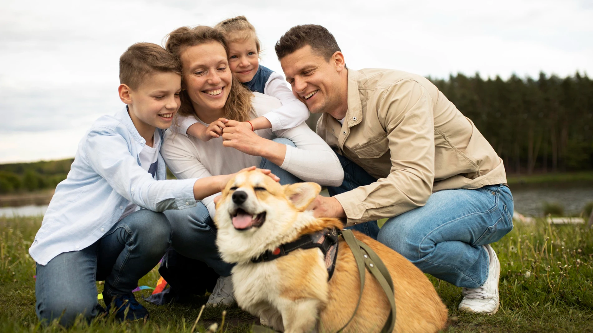 Familia con mascota asegurada para gastos veterinarios urgentes: