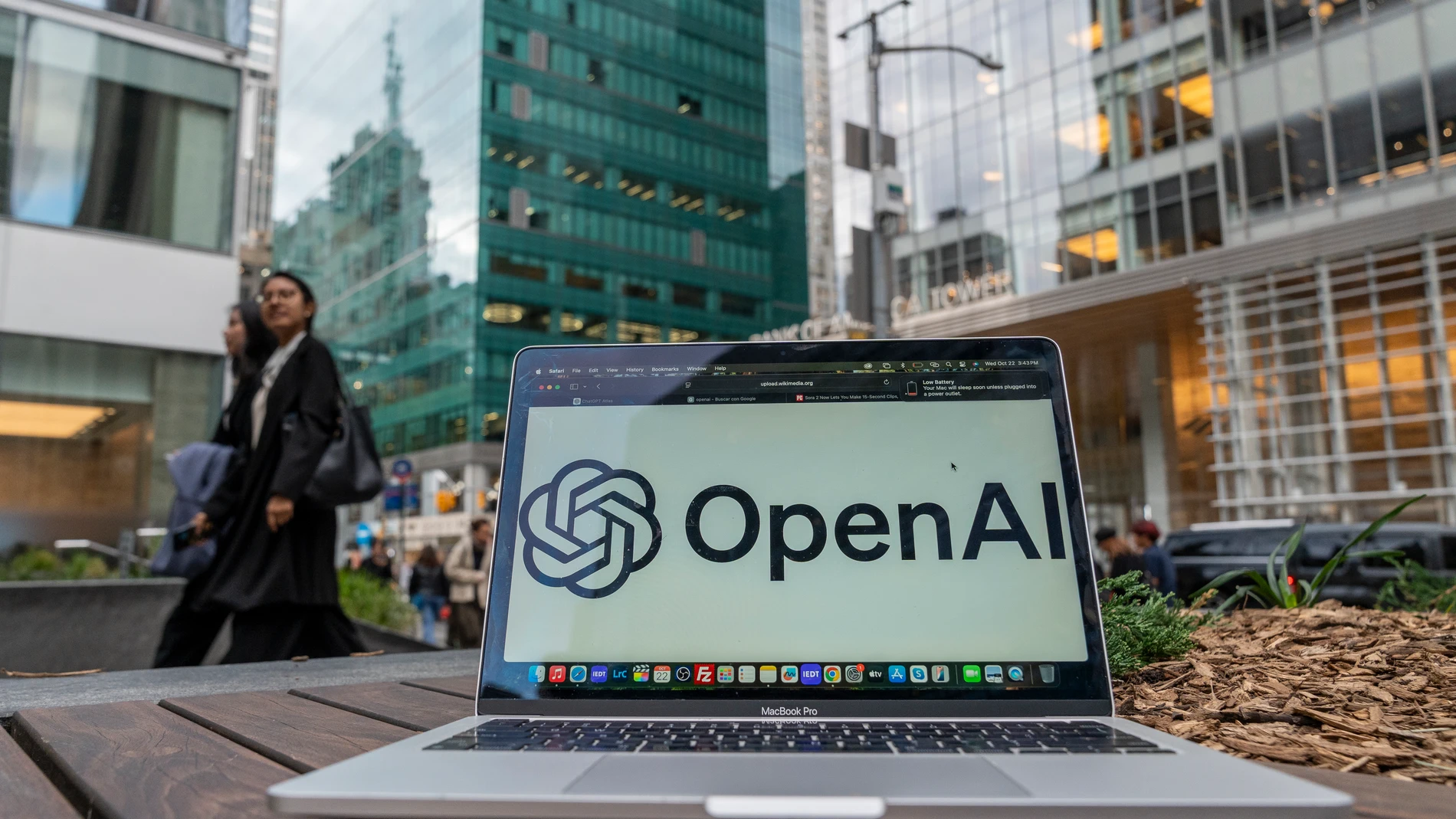 AME598. BOGOTÁ (COLOMBIA), 27/11/2025.- Fotografía de archivo del 22 de octubre del 2025 que muestra un computador con el logo de OpenAI, en Nueva York (Estados Unidos). OpenAI lanzó ‘shopping research’, una nueva función de ChatGPT pensada para el Black Friday y la temporada navideña. El sistema investiga en la web, revisa fuentes confiables y usa tus conversaciones previas para crear guías de compra personalizadas según tu presupuesto, gustos y necesidades. EFE/ Angel Colmenares/ ARCHIVO