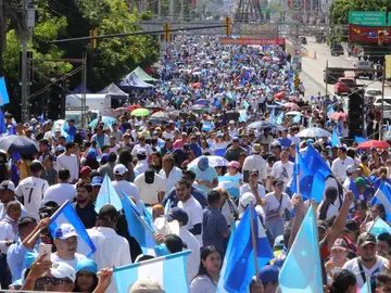 Honduras en elecciones: transparencia y desafíos para evitar la violencia AME3271. TEGUCIGALPA (HONDURAS), 27/11/2025.- Fotografía del 8 de noviembre de 2025 de simpatizantes de la candidata presidencial por el Partido Nacional, Nasry Asfura, durante una concentración política en Tegucigalpa (Honduras). Más de seis millones de hondureños podrán votar en las elecciones generales del domingo, en las que se han planteado dudas sobre una correcta distribución del material electoral y reclaman que las Fuerzas Armadas no se inmiscuyan en el escrutinio o que no haya viole...