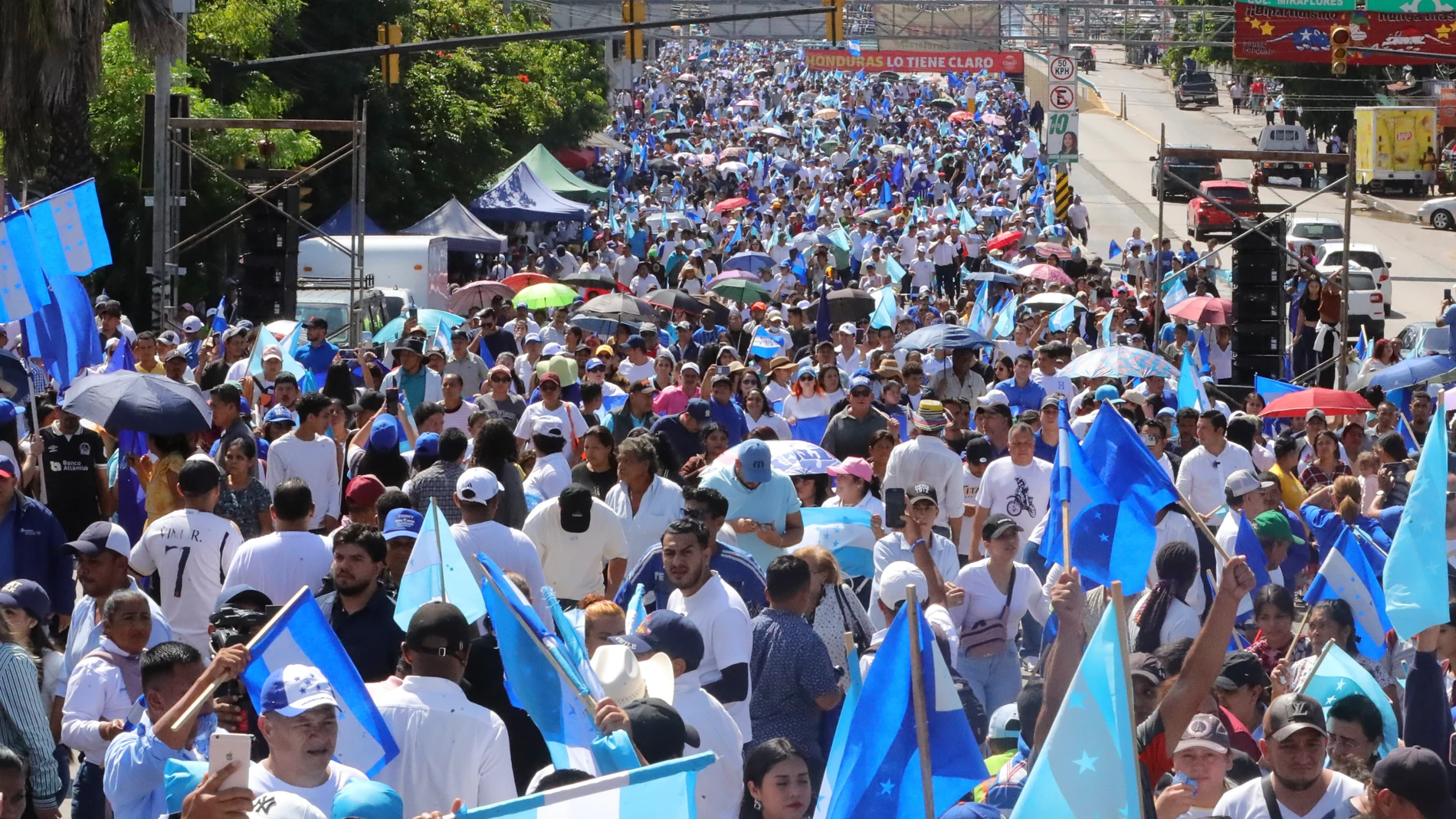 AME3271. TEGUCIGALPA (HONDURAS), 27/11/2025.- Fotografía del 8 de noviembre de 2025 de simpatizantes de la candidata presidencial por el Partido Nacional, Nasry Asfura, durante una concentración política en Tegucigalpa (Honduras). Más de seis millones de hondureños podrán votar en las elecciones generales del domingo, en las que se han planteado dudas sobre una correcta distribución del material electoral y reclaman que las Fuerzas Armadas no se inmiscuyan en el escrutinio o que no haya viole...