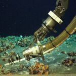 El dron submarino midiendo la temperatura en el fondo del océano Pacífico El dron submarino midiendo la temperatura en el fondo del océano Pacífico