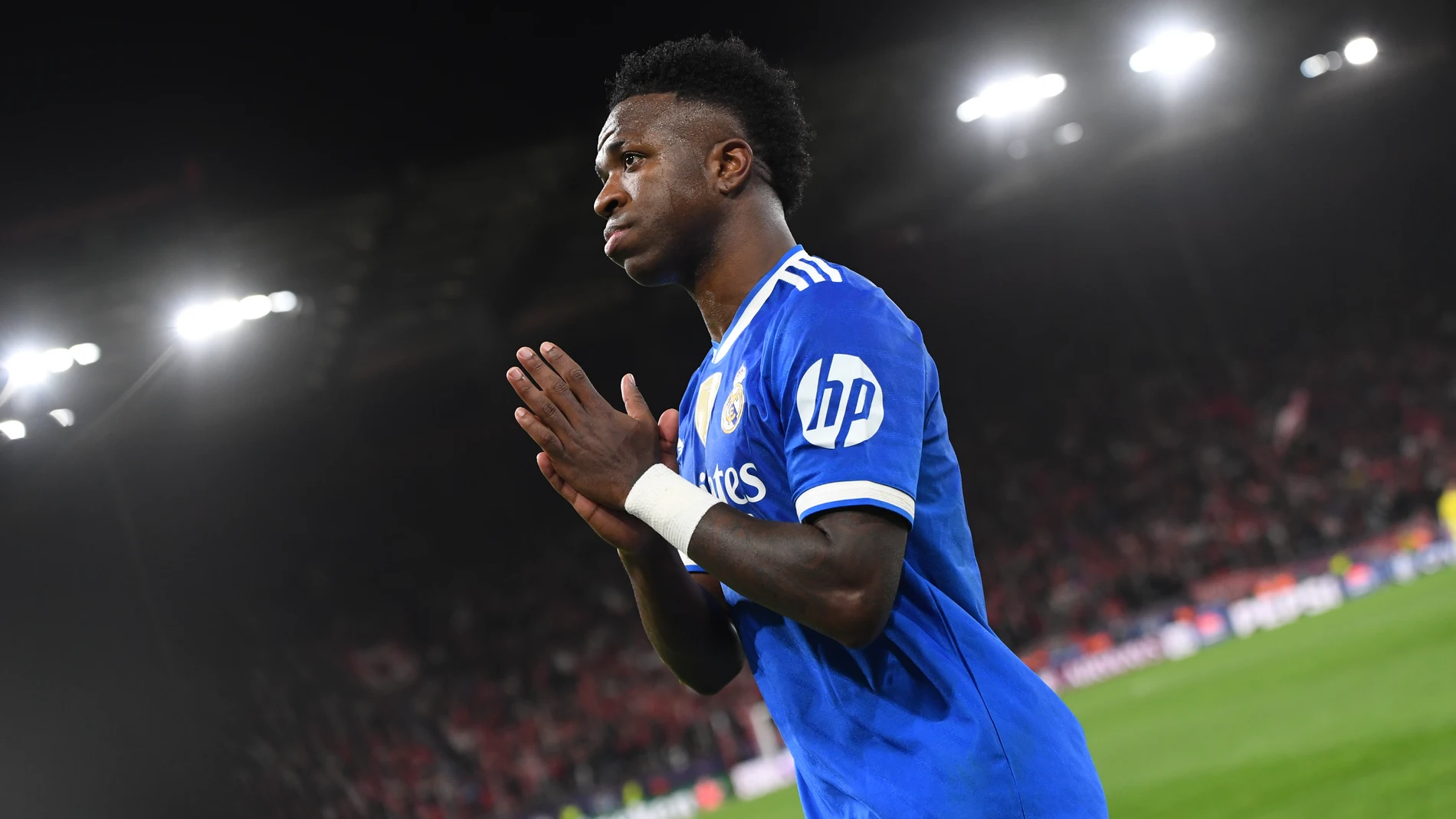 Vinicius Junior of Real Madrid CF claps during the UEFA Champions League 2025/26 League Phase MD5 match between Olympiacos FC and Real Madrid C.F. at Stadio Georgios Karaiskakis on November 26, 2025 in Piraeus, Greece. AFP7 26/11/2025 ONLY FOR USE IN SPAIN