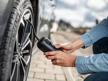 El compresor de aire ultracompacto que está volando por menos de 10 euros: coches, bicis y patinetes en un minuto Compresor aire portátil