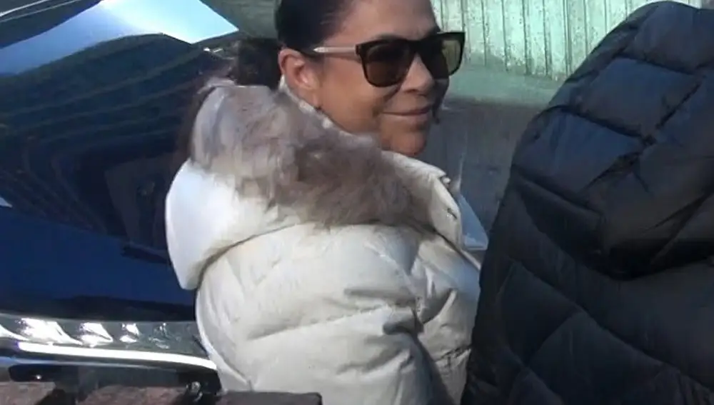 Isabel Pantoja responde con una sonrisa al posible acercamiento de Kiko Rivera y su hermana