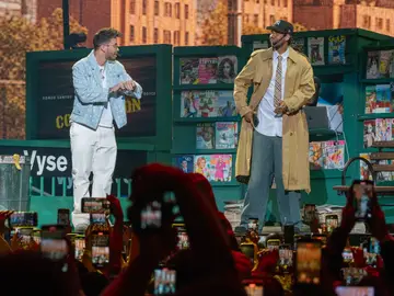 Romeo Santos y Prince Roy se presentan en Nueva York AME3338. NUEVA YORK (ESTADOS UNIDOS), 27/11/2025.- El cantante Romeo Santos (d) junto a Prince Roy se presentan en un concierto de formato 'listening party' previo al lanzamiento de su nuevo álbum este miércoles, en el Madison Square Garden en Nueva York (Estados Unidos). EFE/ Angel Colmenares