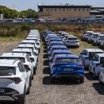 PALMA, 31/05/2025.- Solar lleno de coches de alquiler en el Poligono de Son Homs , cerca del Aeropuerto de Son San Joan, en Mallorca. Ibiza limitar&aacute; a partir de este domingo la entrada de veh&iacute;culos desde la Pen&iacute;nsula, una medida para aliviar la presi&oacute;n tur&iacute;stica instaurada por primera vez en Espa&ntilde;a hace siete a&ntilde;os en Formentera, que se implantar&aacute; en 2026 en Mallorca y se estudia extender tambi&eacute;n a Menorca. EFE/ Cati Cladera