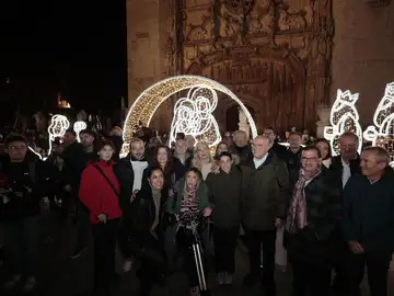 El alcalde de Valladolid, Jesús Julio Carnero, ha inaugurado esta tarde el alumbrado navideño en la Plaza de San Pablo junto a la boxeadora vallisoletana Isa Rivero y el Coro de la Escuela Municipal de Música de Valladolid El alcalde de Valladolid, Jesús Julio Carnero, ha inaugurado esta tarde el alumbrado navideño en la Plaza de San Pablo junto a la boxeadora vallisoletana Isa Rivero y el Coro de la Escuela Municipal de Música de Valladolid