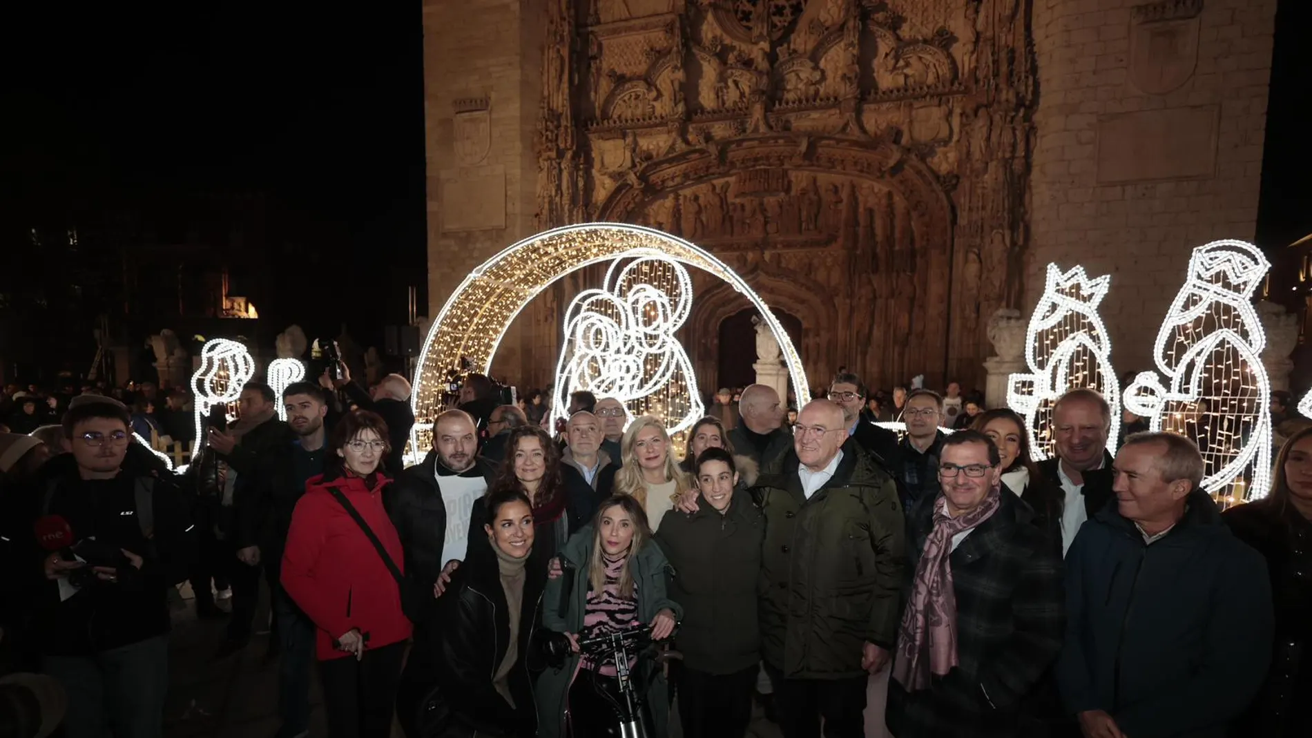 El alcalde de Valladolid, Jesús Julio Carnero, ha inaugurado esta tarde el alumbrado navideño en la Plaza de San Pablo junto a la boxeadora vallisoletana Isa Rivero y el Coro de la Escuela Municipal de Música de Valladolid