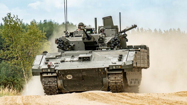 El Ejército británico paraliza los vehículos de combate Ajax tras enfermar varios soldados después de pasar 10 horas dentro. El Ejército británico paraliza los vehículos de combate Ajax tras enfermar varios soldados después de pasar 10 horas dentro.