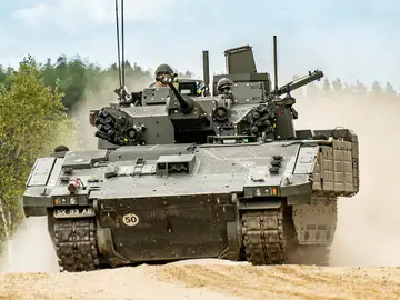 El Ejército británico paraliza los vehículos de combate Ajax tras enfermar varios soldados después de pasar 10 horas dentro. El Ejército británico paraliza los vehículos de combate Ajax tras enfermar varios soldados después de pasar 10 horas dentro.