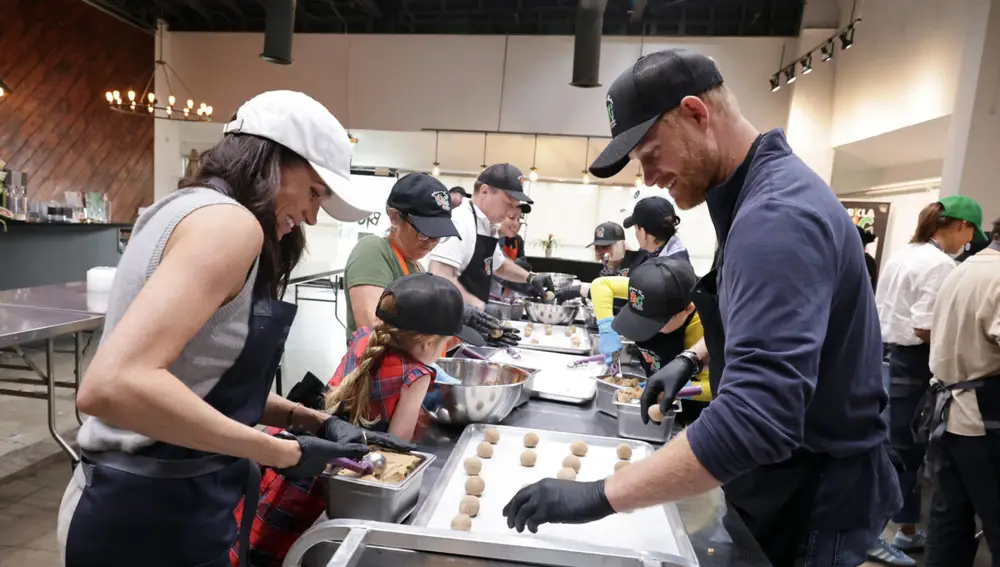 Junto a sus hijos, el duque y la duquesa de Sussex preparan y preparan comidas para el Día de Acción de Gracias