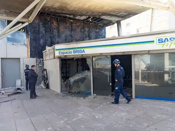 Investigación del fuego que afectó al Hospital Universitario Santa Lucía de Cartagena CARTAGENA (MURCIA) 27/11/2025.- Dos policías nacionales de la Brigada de la Policía Científica, este jueves en el lugar donde ayer se inició el fuego que afectó al Hospital Universitario Santa Lucía de Cartagena. EFE/ Marcial Guillén