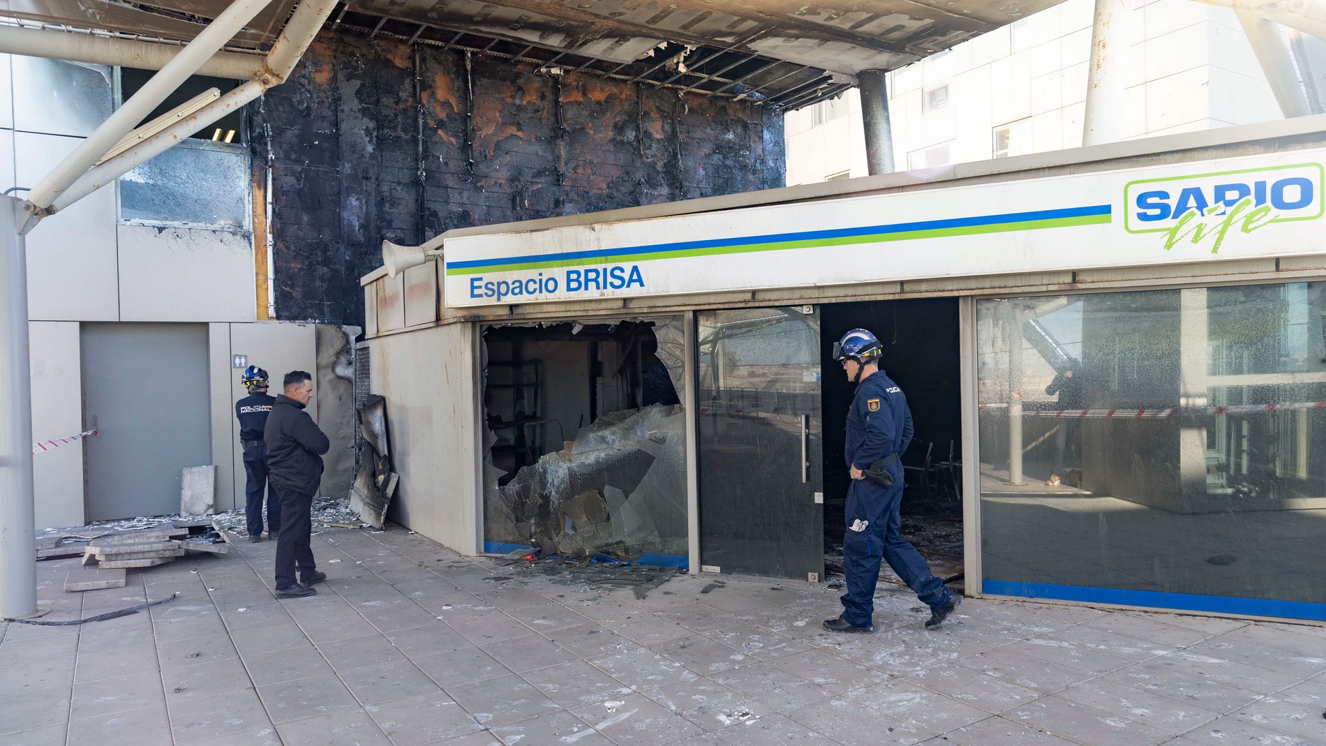 CARTAGENA (MURCIA) 27/11/2025.- Dos policías nacionales de la Brigada de la Policía Científica, este jueves en el lugar donde ayer se inició el fuego que afectó al Hospital Universitario Santa Lucía de Cartagena. EFE/ Marcial Guillén